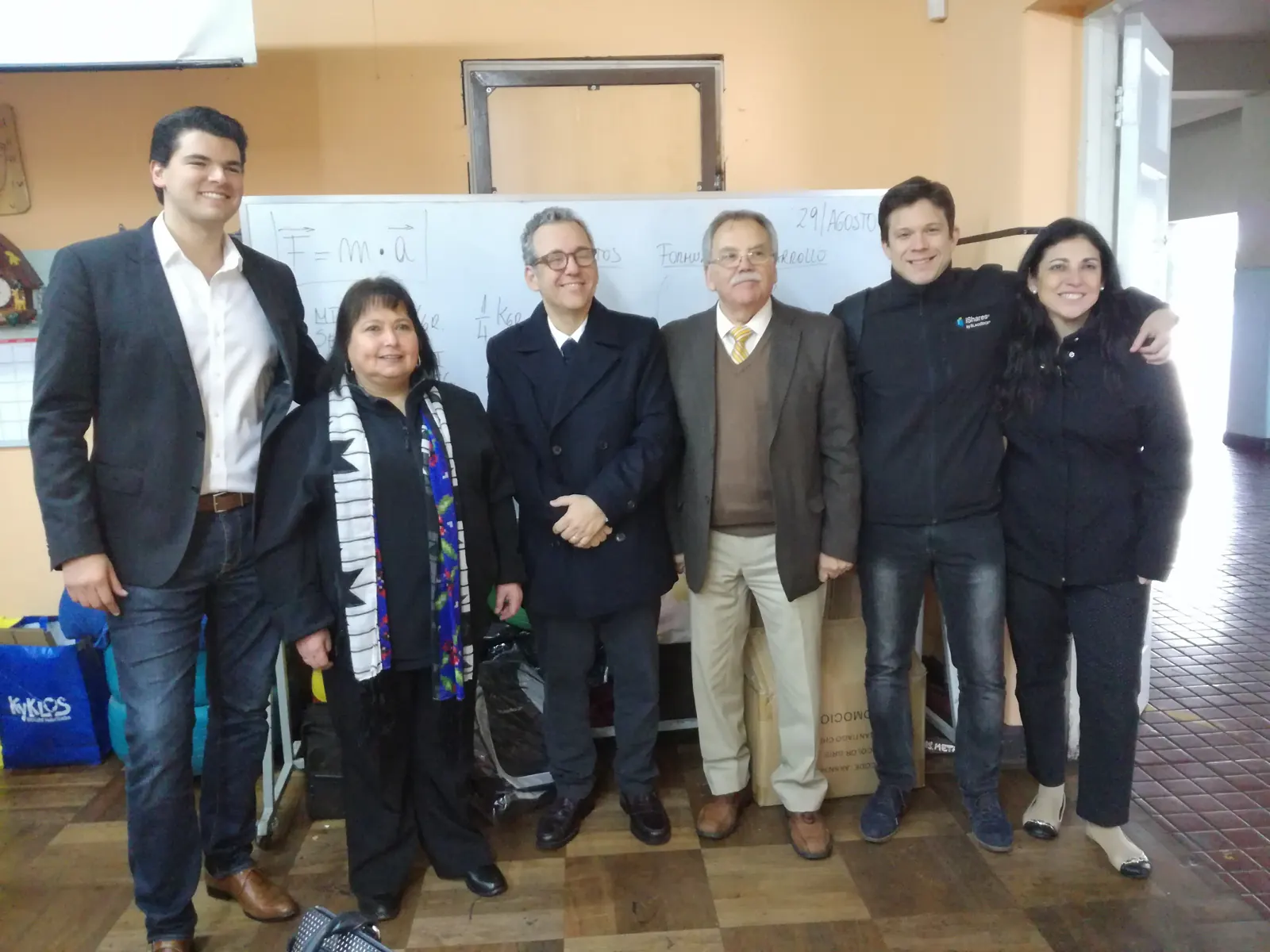 Voluntarios de BlackRock junto a alumnos del liceo